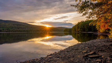 Roundout Resevoir in Catskill mountains of New York in sunset time. Colorful trees and calm lake - obrazy, fototapety, plakaty