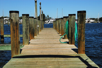 Pier on Back Creek on Solomons Island, Maryland. Located in Calvert County adjacent to the Patuxent River and Chesapeake Bay. - obrazy, fototapety, plakaty