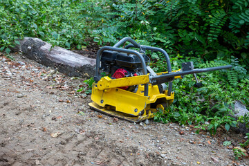 Gelbe Rüttelplatte auf einer Baustelle