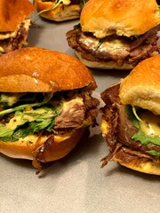 Roast beef mini burgers with cheese