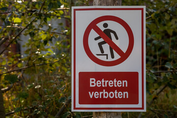 Schild mit der Aufschrift "Betreten verboten"