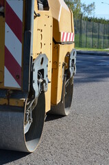 walec ,roboty drogowe , walcowanie ,walcowanie kamienia ,zagęszczanie kamienia , walcowanie asfaltu ,układanie asfaltu ,budowa drogi , budowa dróg , walcowanie nawierzchni , walec mały , usługi drogi  © Szymon