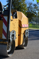 walec ,roboty drogowe , walcowanie ,walcowanie kamienia ,zagęszczanie kamienia , walcowanie asfaltu ,układanie asfaltu ,budowa drogi , budowa dróg , walcowanie nawierzchni , walec mały , usługi drogi  © Szymon
