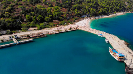 Obraz premium 4k aerial view of sea coastline in tropical island.
