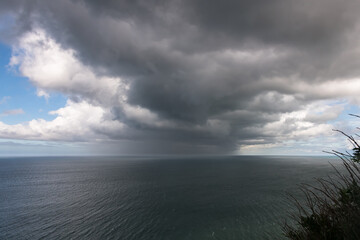 bedrohlich aussehende Wolken &uuml;ber dem Meer