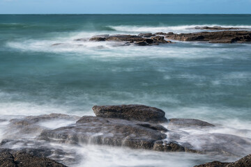 Fototapeta premium Felsen in der Brandung - abstrakte Ansicht
