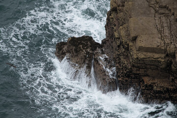 Felsen mit Meeresbandung