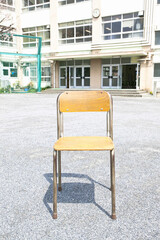 校庭に置かれた椅子