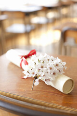 卒業証書と桜の花