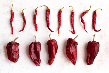P&icirc;mientos rojos secos y pimientos choriceros tipicos de la cocina espa&ntilde;ola