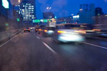 Fototapeta na wymiar 雨の都市高速