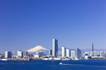 みなとみらい21のビル群と富士山