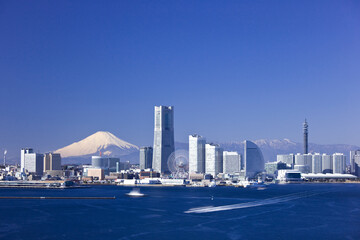 みなとみらい21のビル群と富士山