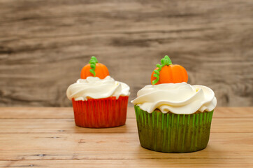 Delicioso y colorido cupcake decorado con betún de queso crema y fondant para celebracion de Halloween. 