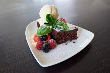 Kuchen mit Eis und Beeren