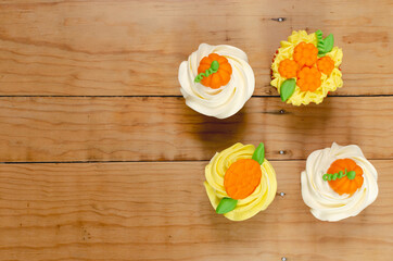 Delicioso y colorido cupcake decorado con betún de queso crema y fondant para celebracion de...