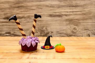 Delicioso y colorido cupcake decorado con betún de queso crema y fondant para celebracion de...