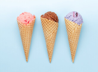 Berry, vanilla and chocolate ice cream sundae