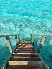 Türkises Meer mit Treppe ins Wasser