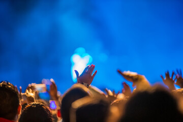 Publico en concierto, manos arriba