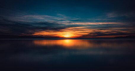Der Weg ins Jenseits. Friedlicher, menschenleerer Sonnenuntergang an einem spiegelglatten See im...