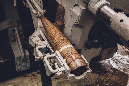 Patrone eines Artilleriegeschütz einer alten Flugabwehrkanone aus dem zweiten Weltkrieg im Wald in Polen. Nahaufnahme von einem Geschoss, aufgenommen bei Regen im Sommer.