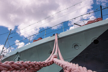 Nahaufnahme eines Haltetaus von einem großen Schiff am Hafen in Polen mit dem Blick nach oben...