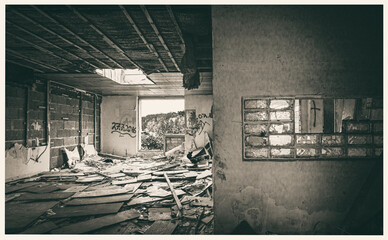 Sepia Aufnahme eines leerstehenden Horror Haus mitten im menschenleeren Niergendwo in düsterem...