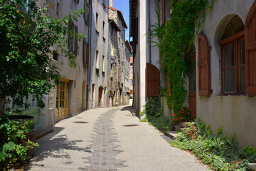 Fototapeta na wymiar Rue Eugène Goy à Désaignes (07570), Ardèche en Auvergne-Rhône-Alpes, France