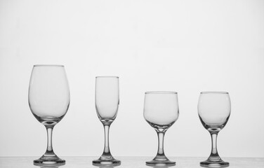 Cristalería de copas sobre fondo con iluminación en degrade  