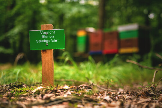 Achtung Bienen! Stechgefahr!