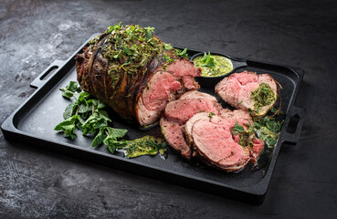 Traditioneller englischer gegrillter Lammbraten aufgeschnitten mit Minz Blätter und Sauce...