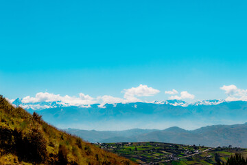 Fototapeta na wymiar Hermoso paisaje con un fondo de montañas.