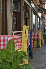 tavolini all'aperto ristorante nelle calli di Venezia