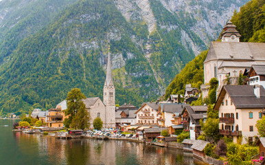 Fototapeta premium Hallstatt lake in autumn scene. Austria