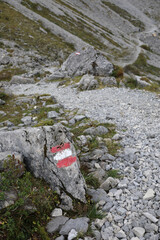 Wanderweg mit Markierung im Karwendelgebirge in Österreich / Tirol