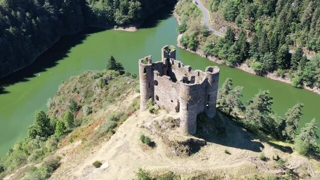 Ch&acirc;teau d'Alleuze dans les gorges de la Truy&egrave;re (Cantal, Auvergne, France)