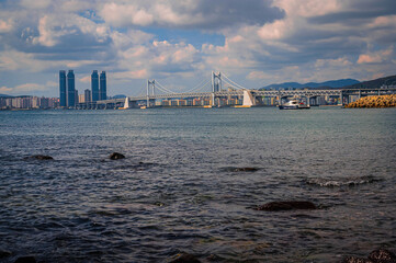 Obraz premium cloudy sky at Busan Gwangalli Beach and Gwangan Bridge. or Diamond Bridge.of South Korea best landmark in busan city,South Korea.