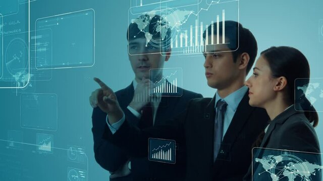 ホログラム画面を見る人々