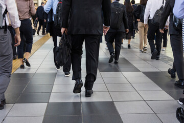 東京の通勤風景　ビジネスマンの足元