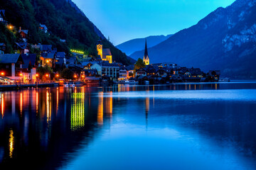 Fototapeta premium Hallstatt mountain village at night , Salzkammergut, Austria