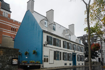 Fototapeta na wymiar Typical Quebecois House in Quebec City