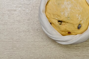  Airy yeast dough after adding raisins. Delivered for re-delivery. Stage two is the fermentation mixture.