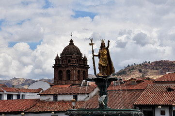 Obraz premium Landscape view of the Statue of Pachacuti in the Plaza de Armas in Cusco