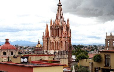Obraz premium view of dome and towers of cathedral and town of San Miguel de Allende in Guanajuato Mexico