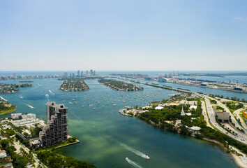 Fototapeta premium Beautiful aerial scene Miami Beach islands and boats