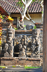 コミカルな石の顔