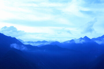 Fototapeta premium 霧にかすむ山並み