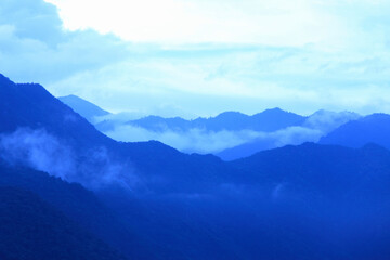 Obraz premium 霧にかすむ山並み