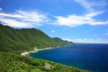 Fototapeta na wymiar 屋久島の海と山と青空